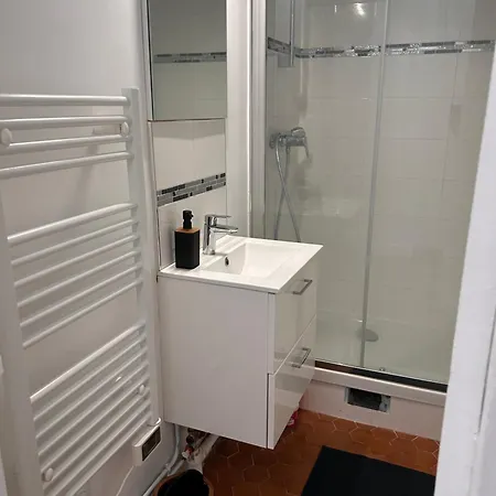 Renovated Flat Near Tour Eiffel Appartement Parijs